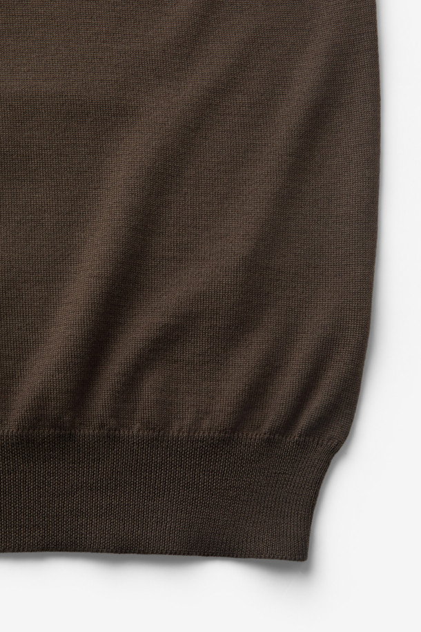 GRAN SASSO(그란 사쏘) 울 베이직 카라넥 니트는 남성용 니트/스웨터로, 가을과 겨울에 착용하기 좋은 두꺼운 두께감의 긴소매 제품입니다. 브라운 컬러의 레귤러핏 디자인이며, 베이직하고 클래식한 스타일을 연출합니다. 부드러운 촉감의 울 소재와 3버튼 디테일의 카라넥 디자인이 특징이며, 출근룩, 비즈니스 캐주얼, 모임룩 등 다양한 TPO에 활용할 수 있습니다. 미니멀하고 클래식한 무드를 선호하는 분들께 추천하는 아이템입니다.
