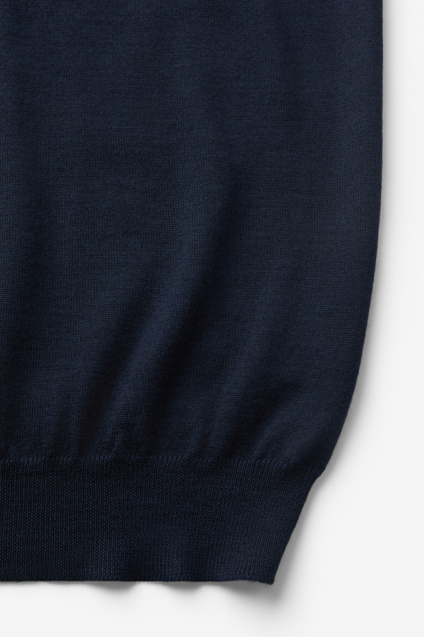 GRAN SASSO(그란 사소) 울 베이직 카라넥 니트는 남성용 상의로, 가을과 겨울에 따뜻하게 착용할 수 있는 두꺼운 울 소재의 니트 스웨터입니다. 클래식하고 미니멀한 스타일을 추구하는 남성에게 적합하며, 레귤러핏으로 제작되어 편안한 착용감을 선사합니다. 네이비 컬러의 무지 디자인에 긴소매, 카라넥, 3버튼 디테일이 돋보이며, 부드러운 촉감이 특징입니다. 출근룩, 비즈니스 캐주얼, 모임룩 등 다양한 TPO에 활용 가능하여 실용성을 더합니다.
