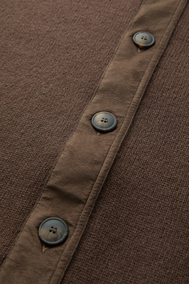 GRAN SASSO(그란 사쏘) 울 카미치아 카디건은 남성용 상의로, 가을과 겨울에 착용하기 좋은 두꺼운 두께감의 울 소재 카디건입니다. 브라운 컬러의 무지 디자인에 셔츠 칼라와 셋인 카라 디테일이 돋보이며, 레귤러 핏과 긴 소매 기장으로 클래식하면서도 미니멀한 스타일을 연출합니다. 부드러운 촉감의 울 소재는 편안한 착용감을 선사하며, 버튼 여밈 방식으로 간편하게 착용할 수 있습니다. 비즈니스 캐주얼 및 출근룩에 적합하며, 다양한 스타일링이 가능한 활용도 높은 아이템입니다.
