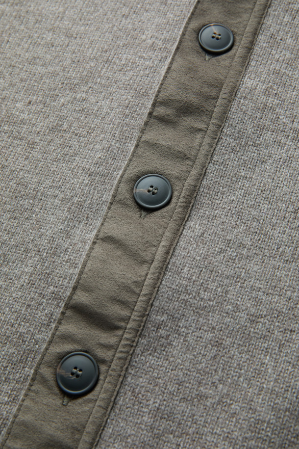 GRAN SASSO(그란 사소) 울 카미치아 카디건은 남성을 위한 가을/겨울 시즌 필수 아이템입니다. 부드러운 울 소재의 레귤러 핏 카디건으로, 클래식하고 미니멀한 스타일을 연출합니다. 셔츠 칼라와 셋인 카라, 버튼 여밈 방식, 긴 소매 기장, 두꺼운 두께감으로 보온성을 높였습니다. 무지 패턴의 그레이 컬러는 출근룩, 비즈니스 캐주얼, 모임룩 등 다양한 TPO에 활용 가능하며, 시크한 매력을 더합니다.
