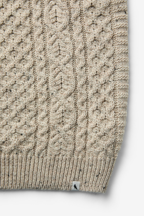 PEREGRINE(페레그린) 허드슨 아란 니트는 남성용 상의 니트/스웨터 제품입니다. 베이지 색상의 레귤러핏 라운드넥 긴소매 울 혼방 니트로, 가을/겨울 시즌에 착용하기 좋습니다. 클래식 스타일의 이 니트는 아란 니트 패턴과 입체적인 짜임, 도톰한 조직감으로 포근하고 따뜻한 착용감을 선사합니다. 출근룩과 모임룩 모두에 잘 어울리며, 미니멀, 캐주얼 스타일과도 매치하기 좋습니다.
