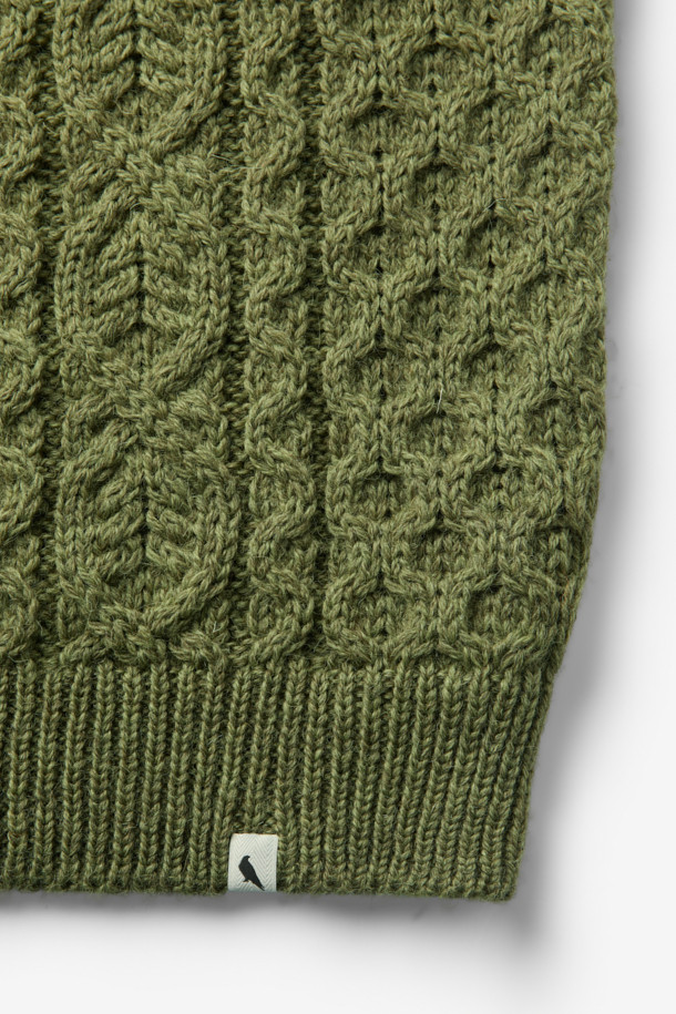 페러그린 허드슨 아란 니트는 영국 브랜드의 남성용 니트 스웨터입니다. 울 소재로 제작되어 가을, 겨울철 따뜻하게 착용할 수 있으며, 두꺼운 두께감으로 보온성을 높였습니다. 클래식한 무드의 라운드넥 디자인에 아란 니트 패턴이 돋보이며, 레귤러핏으로 제작되어 편안한 착용감을 제공합니다. 출근룩이나 모임룩, 클래식 또는 미니멀 스타일 연출에 적합한 아이템입니다.
