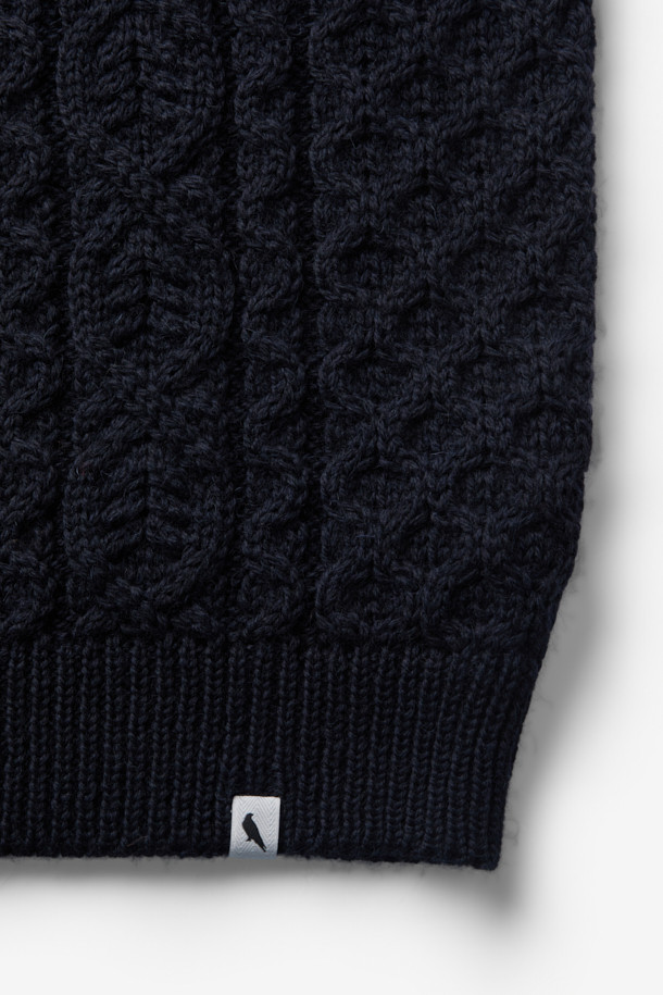 페레그린(PEREGRINE) 허드슨 아란 니트는 영국 브랜드의 남성용 니트 스웨터입니다. 클래식한 스타일의 라운드 넥 디자인으로, 가을과 겨울에 따뜻하게 입을 수 있습니다. 두꺼운 울 소재로 제작되어 부드러운 촉감을 자랑하며, 아란 니트 패턴이 돋보입니다. 레귤러핏으로 제작되어 출근룩, 모임룩, 데이트룩 등 다양하게 활용 가능하며, 미니멀, 캐주얼 스타일에도 잘 어울립니다. 긴 소매 기장의 블랙 컬러 니트입니다.
