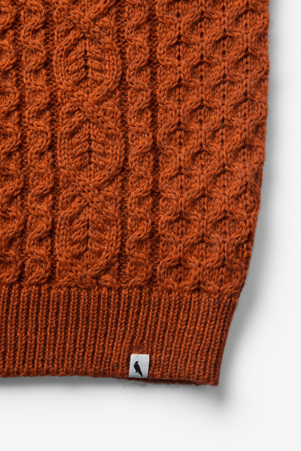 **페레그린 허드슨 아란 니트**는 클래식한 매력을 선사하는 공용 니트 스웨터입니다. 오렌지 및 브라운 컬러로 출시되었으며, 가을과 겨울에 따뜻하게 착용할 수 있습니다. 100% 울 소재로 제작되어 부드러운 촉감과 뛰어난 보온성을 자랑합니다. 아란 니트 패턴과 도톰한 조직감, 입체적인 짜임이 특징이며, 레귤러 핏과 라운드넥 디자인으로 출근룩, 모임룩, 미니멀, 캐주얼 스타일 모두 소화 가능합니다.
