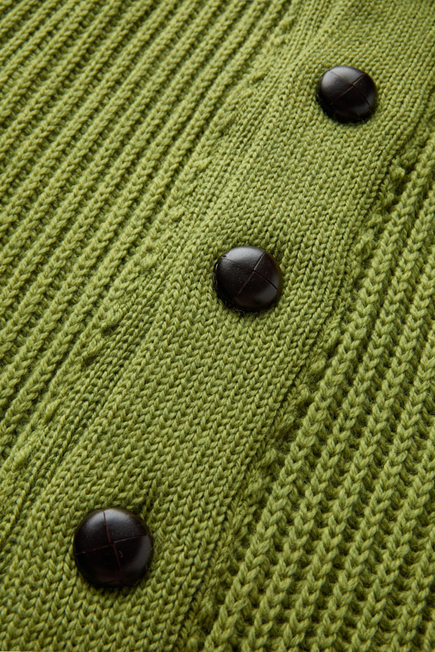 PEREGRINE(페레그린) 윌킨슨 카디건은 울 소재의 남성용 카디건입니다. 가을, 겨울 시즌에 어울리는 두꺼운 두께감과 레귤러 핏으로 제작되었으며, 숄카라 디자인과 클래식한 단추 디테일이 특징입니다. 그린 컬러의 골지 패턴으로 클래식한 무드를 연출하며, 겉옷 안 이너 또는 단독으로도 활용 가능합니다. 출근룩, 모임룩, 비즈니스 캐주얼 등 다양한 TPO에 매치하여 클래식, 미니멀, 캐주얼 스타일을 완성할 수 있습니다. 긴 소매 기장으로 따뜻함을 더했습니다.
