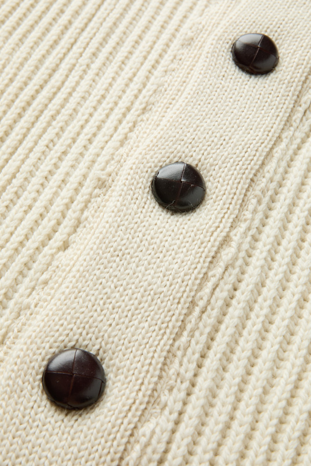 페레그린 윌킨슨 카디건은 가을과 겨울, 일상에서 클래식한 스타일을 연출하는 남성용 니트 카디건입니다. 부드러운 울 소재로 제작되어 뛰어난 착용감을 선사하며, 레귤러 핏과 숄 카라 디자인이 특징입니다. 아이보리와 화이트 두 가지 색상으로 출시되었으며, 무지 패턴에 단추 디테일이 더해져 포인트를 더합니다. 출근룩, 비즈니스 캐주얼, 모임룩 등 다양한 TPO에 활용 가능하며 아우터 또는 이너로도 활용도가 높습니다.
