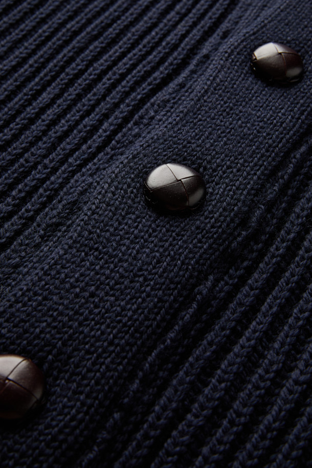 페레그린 윌킨슨 카디건은 영국 브랜드의 클래식한 감성을 담은 울 소재 카디건입니다. 네이비 컬러의 레귤러핏으로, 가을과 겨울에 따뜻하게 착용하기 좋습니다. 숄카라 디자인과 골지 패턴이 특징이며, 단추 디테일로 포인트를 더했습니다. 이너 또는 아우터로 활용 가능하여 출근룩, 모임룩 등 다양한 TPO에 맞춰 클래식, 미니멀, 캐주얼 스타일을 연출할 수 있습니다. 긴 소매 기장의 레귤러 기장으로, 실용성과 스타일을 모두 갖춘 아이템입니다.
