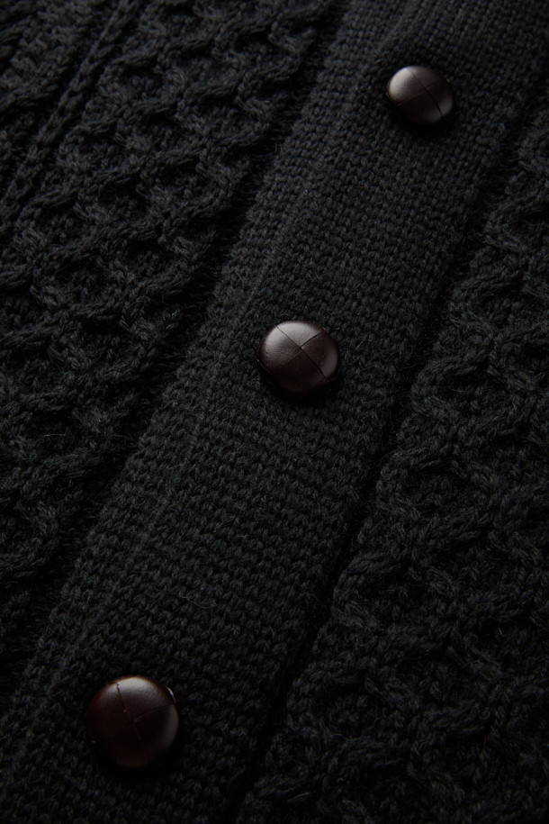 페레그린(PEREGRINE) 허드슨 카디건은 가을, 겨울 시즌 남성들을 위한 클래식하고 베이직한 스타일의 울 소재 카디건입니다. 두꺼운 두께감과 레귤러 핏으로 제작되어 따뜻하고 편안한 착용감을 선사합니다. 셋인 카라와 긴 소매, 케이블 패턴이 돋보이며, 버튼 여밈 방식으로 클래식한 매력을 더했습니다. 영국 브랜드 특유의 뛰어난 내구성을 자랑하며, 출근룩, 모임룩, 데이트룩 등 다양한 TPO에 활용 가능합니다. 미니멀, 캐주얼 스타일을 즐기는 분들께도 추천합니다.
