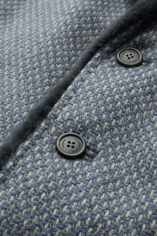 피아첸자 캐시미어 100% 풀퍼 코트는 우아함과 고급스러움을 동시에 선사하는 겨울철 필수 아이템입니다. 부드러운 촉감의 캐시미어 소재와 밍크 퍼 안감으로 제작되어 뛰어난 보온성을 자랑하며, 특별한 날을 위한 모임룩, 오피스룩, 연말 모임룩에 완벽하게 어울립니다. 클래식하고 미니멀한 디자인에 레귤러핏으로 제작되어 어떤 스타일에도 자연스럽게 매치할 수 있으며, 싱글 버튼 여밈 방식으로 세련된 실루엣을 연출합니다. 안감 전체에 퍼가 적용되어 한겨울에도 따뜻하고 포근하게 착용 가능하며, 투톤 컬러감이 은은한 포인트를 더합니다.
