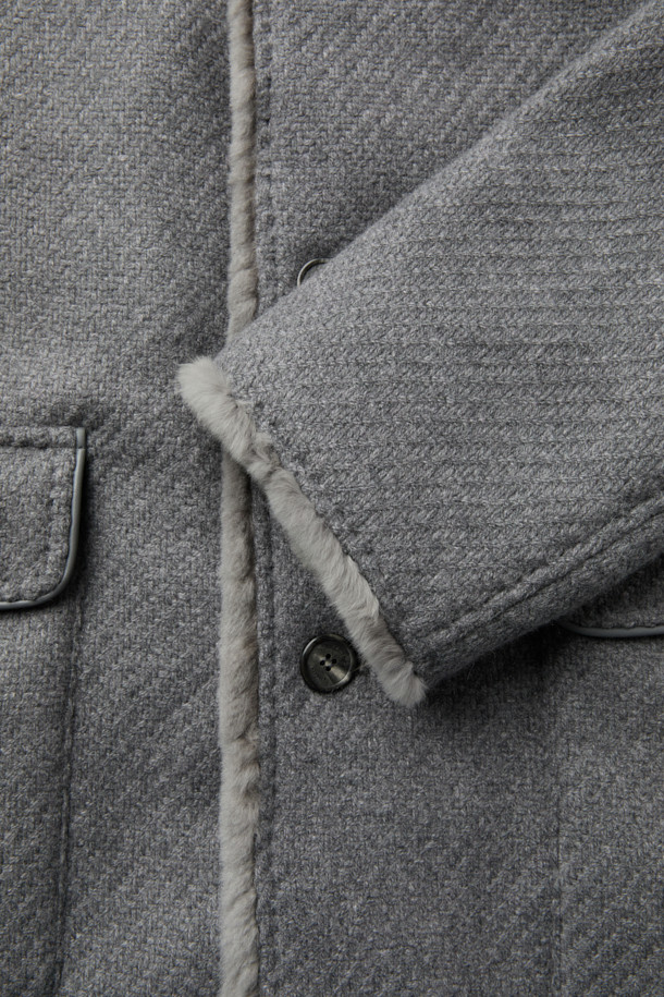 피아젠자 캐100 풀퍼 하프 코트는 겨울철, 클래식하고 고급스러운 스타일을 연출하고 싶은 당신을 위한 아우터입니다. 멜란지, 그레이 두 가지 색상으로 출시되어, 오피스룩, 모임룩, 연말 모임룩 등 다양한 TPO에 활용할 수 있습니다. 겉감은 캐시미어 100%로 제작되어 부드러운 촉감을 선사하며, 안감은 퍼 소재로 보온성을 높였습니다. 하프 기장의 넉넉한 핏과 버튼 여밈 방식으로 편안하면서도 시크한 분위기를 줍니다. 투톤 조직으로 은은한 멋을 더한, 당신의 겨울 스타일을 완성할 하프 코트입니다.
