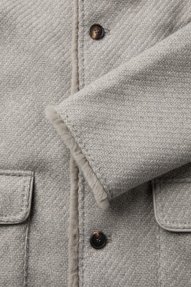 피아젠자 캐시미어 100 풀퍼 하프 코트는 가을과 겨울, 당신의 품격을 높여줄 하프 코트입니다. 클래식하고 엘레강스한 스타일을 추구하는 분들을 위한 아이템으로, 오피스룩, 모임룩, 연말 모임룩 등 다양한 TPO에 활용하기 좋습니다. 부드러운 촉감의 캐시미어와 밍크 퍼 안감으로 제작되어 고급스러움을 더했으며, 레귤러핏과 무지 패턴, 투톤 조직으로 세련된 디자인을 완성했습니다. 멜란지, 그레이 두 가지 컬러로 출시되어, 취향에 맞게 선택할 수 있습니다.
