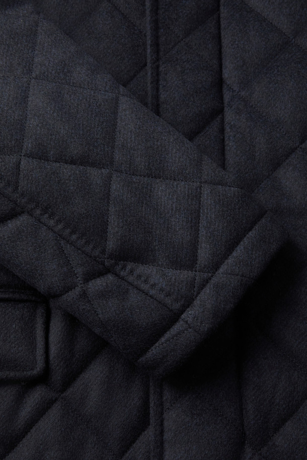 피아젠자 캐100 에든버러 코트는 겨울 시즌을 위한 클래식하고 시크한 스타일의 퀼팅 코트입니다. 부드러운 캐시미어와 울 소재의 혼방으로 제작되어 뛰어난 보온성과 고급스러운 촉감을 선사합니다. 블랙 컬러의 레귤러 핏 디자인에 탈착 가능한 천연 렉스 퍼 카라가 더해져 일상, 출근룩, 모임룩, 연말 모임룩 등 다양한 TPO에 활용 가능합니다. 버튼 여밈 방식과 긴 소매 기장으로 클래식한 디자인을 완성했으며, 무지 퀼팅 패턴이 세련된 느낌을 더합니다. 
