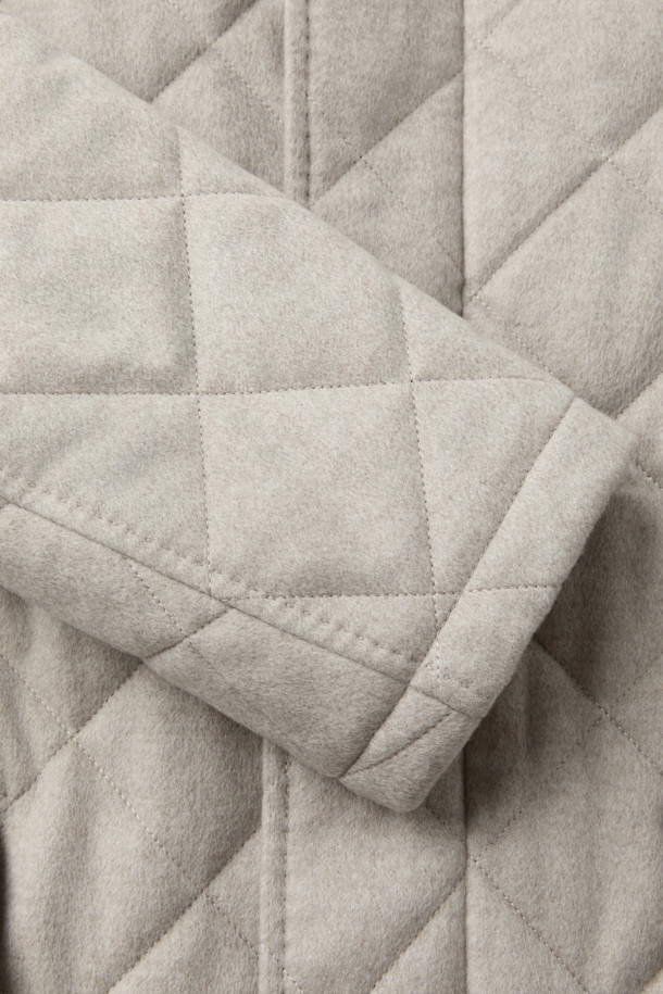 피아젠자 캐100 에든버러 코트는 여성들을 위한 겨울, 가을용 코트입니다. 베이지, 아이보리 두 가지 색상으로 출시되었으며, 클래식하고 미니멀한 스타일을 연출할 수 있습니다. 퀼팅 처리된 디자인에 미디엄 기장, 레귤러 핏으로 제작되었으며, 싱글 버튼 여밈 방식으로 간편하게 착용 가능합니다. 부드러운 촉감의 캐시미어, 모 소재를 사용하여 보온성을 높였으며, 탈착 가능한 천연 렉스 퍼 카라가 특징입니다. 출근룩, 모임룩으로 활용하기 좋으며, 고급스러운 분위기를 더해줍니다.
