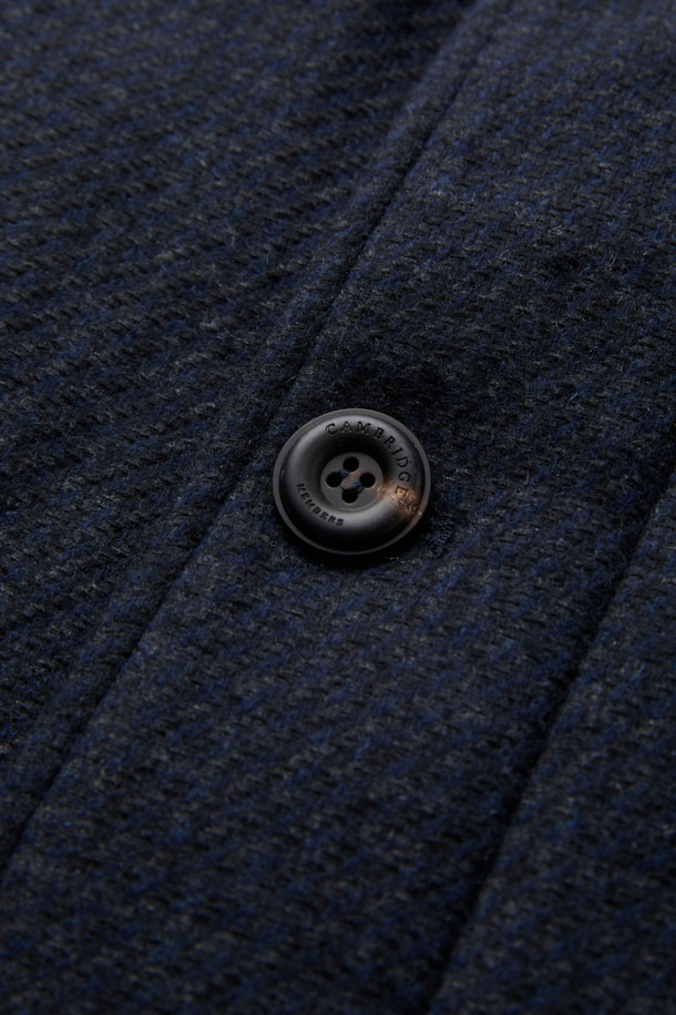 피아젠자 캐100 에든버러 드라이빙 코트는 고급스러운 소재와 디자인으로 완성된 아우터입니다. 네이비 컬러의 무지 디자인으로, 클래식하고 엘레강스한 스타일을 연출합니다. 캐시미어와 밍크 소재의 조화로 부드러운 촉감과 두꺼운 두께감을 자랑하며, 가을과 겨울 시즌에 따뜻하게 착용할 수 있습니다. 하프 기장의 레귤러핏 드라이빙 코트로, 싱글 버튼 여밈 방식과 퍼 카라, 패딩 안감이 특징입니다. 오피스룩, 비즈니스 캐주얼, 모임룩 등 다양한 TPO에 활용 가능하며, 미니멀하고 시크한 스타일을 완성합니다.
