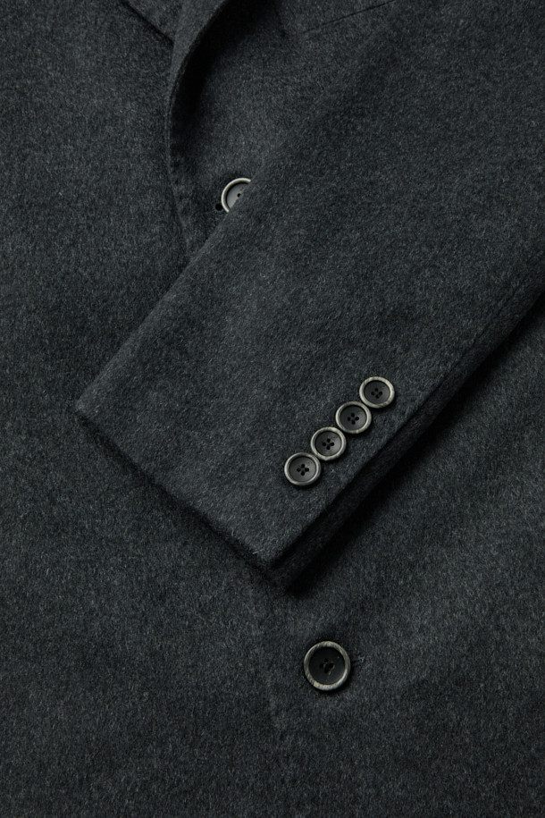 피아젠자 캐100 솔리드 체스터 코트는 이태리 PIACENZA사의 캐시미어 100% 소재로 제작되어 부드러운 촉감과 고급스러운 광택을 자랑합니다. 블랙, 차콜 두 가지 색상으로 출시되었으며, 잦은 회의나 중요한 약속 등 오피스룩, 비즈니스 캐주얼, 모임룩에 모두 잘 어울리는 클래식하고 세련된 스타일을 연출합니다. 레귤러핏 싱글버튼 디자인에 두꺼운 두께감으로 가을, 겨울 시즌 뛰어난 보온성을 제공하며, THIN DOWN 및 THINSULATE 충전재로 더욱 따뜻하게 착용할 수 있습니다. 긴 소매 기장의 레귤러 체스터 코트로, 미니멀하면서도 시크한 분위기를 선호하는 분들께 추천합니다.
