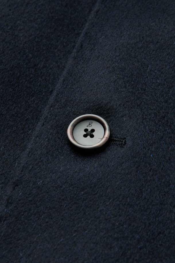 피아젠자 캐100 솔리드 체스터 코트는 네이비 컬러의 클래식한 무드를 선사하는 아우터입니다. 캐시미어 소재로 제작되어 부드러운 촉감을 자랑하며, 가을과 겨울에 따뜻하게 착용할 수 있습니다. 싱글 버튼 여밈 방식과 긴 소매 기장으로 세련된 디자인을 완성했으며, 안감은 패딩 처리되어 보온성을 높였습니다. 출근룩, 오피스룩, 모임룩 등 다양한 TPO에 활용 가능하며, 클래식, 미니멀, 시크 스타일을 즐기는 분들께 추천합니다.
