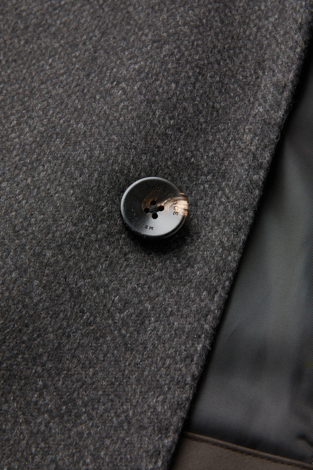 이태리 피아첸차 社의 캐시미어 100% 솔리드 셋인 코트입니다. 고급스러운 광택감과 부드러운 촉감이 특징이며, 클래식한 버드아이 패턴으로 세련된 분위기를 자아냅니다. 겨울철 보온성을 높여주는 씬 다운과 씬슐레이트 충전재를 사용하여, 추운 날씨에도 따뜻하게 착용할 수 있습니다. 출근룩, 오피스룩, 모임룩 등 다양한 상황에 활용할 수 있으며, 미니멀하고 시크한 스타일을 연출하기 좋습니다.