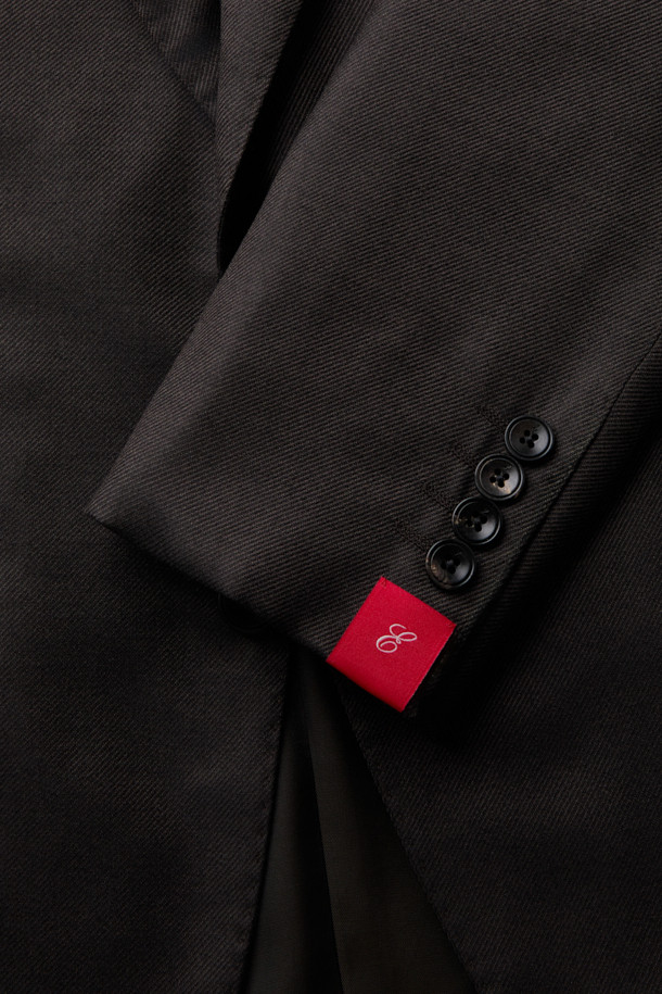 콜롬보 캐시실크 트윌 솔리드 수트 재킷 (Brown)은 남성을 위한 클래식하고 엘레강스한 스타일의 수트 자켓입니다. 브라운 컬러의 솔리드 패턴으로, 오피스룩, 비즈니스 캐주얼, 모임룩 등 다양한 TPO에 활용하기 좋습니다. 캐시미어와 실크 소재를 사용하여 부드러운 촉감과 은은한 광택을 자랑하며, 뛰어난 드레이프성을 느낄 수 있습니다. 레귤러핏, 싱글 버튼, 긴 소매, 레귤러 기장으로 디자인되었으며, 비접착 에든버러 수트로 제작되어 고급스러운 착용감을 선사합니다. 사계절 모두 활용 가능한 중간 두께의 수트 자켓입니다.
