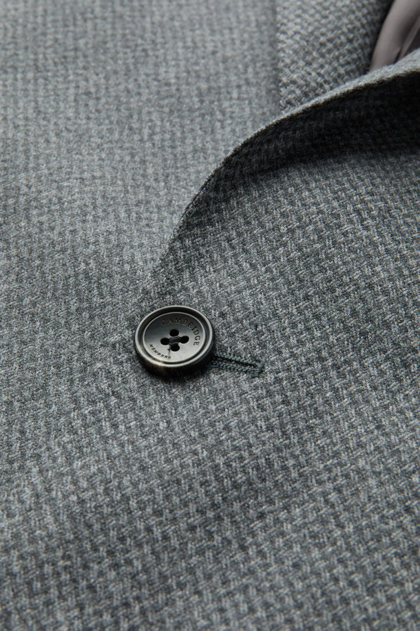 체루티(Cerruti) 울캐시 자카드 솔리드 수트 재킷 (Gray)은 겨울 시즌 남성용 아우터입니다. 포멀 및 비즈니스 용도로 적합하며, 클래식하고 미니멀한 스타일을 연출합니다. 울과 캐시미어 혼방 소재로 제작되어 부드러운 촉감과 두꺼운 두께감을 자랑합니다. 마이크로 조직감과 밀드 가공으로 고급스러운 분위기를 더하며, 싱글 버튼 레귤러핏 디자인으로 세련된 실루엣을 완성합니다. 오피스룩, 비즈니스 캐주얼, 출근룩 등 다양한 TPO에 활용 가능합니다.
