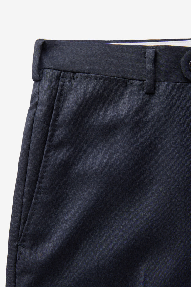 델피노 캐시실크 멜란지 솔리드 수트 팬츠 (Navy)는 남성 고객을 위한 포멀 및 일상 착용에 적합한 수트 팬츠입니다. 캐시미어와 실크 혼방 소재로 제작되어 부드러운 촉감과 고급스러운 광택감을 자랑하며, 사계절 착용이 가능합니다. 멜란지 솔리드 패턴과 레귤러핏 디자인으로 클래식하고 미니멀한 스타일을 연출합니다. 오피스룩, 비즈니스 캐주얼, 모임룩 등 다양한 TPO에 활용할 수 있으며, 얇은 두께감으로 편안한 착용감을 선사합니다.
