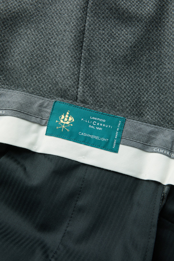 체루티 울캐시 자카드 솔리드 수트 팬츠 (Gray)는 포멀 및 비즈니스 용도로 적합한 남성용 수트 팬츠입니다. 겨울 시즌에 어울리는 두꺼운 두께감과 부드러운 촉감의 울(Wool)과 캐시미어(Cashmere) 혼방 소재로 제작되었습니다. 자카드 솔리드 패턴과 레귤러핏 디자인, 클래식하고 미니멀한 스타일을 연출합니다. 밀드 가공과 마이크로 조직감이 특징이며, 오피스룩, 출근룩, 비즈니스 캐주얼에 활용하기 좋습니다.
