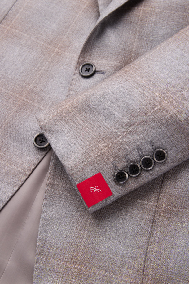 로로피아나 원단으로 제작된 캐시실크 브라운 체크 재킷입니다. 고급스러운 옴브레 체크 패턴과 광택감이 특징이며, 싱글 버튼 여밈으로 클래식한 분위기를 연출합니다. 오피스룩, 비즈니스 캐주얼, 모임룩 등 다양한 TPO에 활용 가능하며, 미니멀하고 시크한 스타일을 완성합니다. 캐시미어와 실크 혼방 소재로 부드러운 촉감과 우수한 착용감을 선사합니다. 긴 소매 기장의 레귤러 핏으로, 세련된 실루엣을 자아냅니다.
