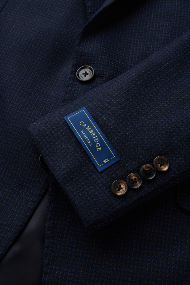 로로피아나 원단으로 제작된 남성용 울 마이크로 솔리드 재킷입니다. 네이비 컬러의 레귤러핏 블레이저로, 봄, 가을에 착용하기 좋습니다. 싱글 버튼 방식이며, 부드러운 촉감과 중간 두께감으로 편안한 착용감을 선사합니다. 클래식하고 베이직한 디자인에 투톤 짜임새가 돋보이며, 정장 및 포멀한 오피스룩, 비즈니스 캐주얼, 모임룩에 활용하기 좋습니다. 안감이 있어 더욱 쾌적하게 착용 가능합니다.
