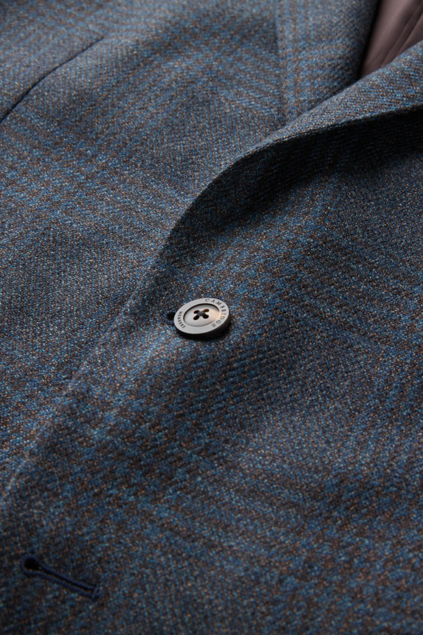 로로피아나 원단을 사용한 울 실크 브라운데코 글렌체크 재킷입니다. 봄, 가을에 어울리는 얇은 두께감으로 부드러운 촉감을 선사하며, 클래식한 스타일을 연출합니다. 남성용 레귤러핏 싱글버튼 재킷으로, 출근룩, 비즈니스 캐주얼, 모임룩 등 다양한 TPO에 활용 가능합니다. 트윌 조직감의 브라운 글렌체크 패턴이 세련된 느낌을 더하며, 미니멀한 디자인으로 어떤 스타일에도 쉽게 매치할 수 있습니다. 긴소매 기장으로 제작되었습니다.
