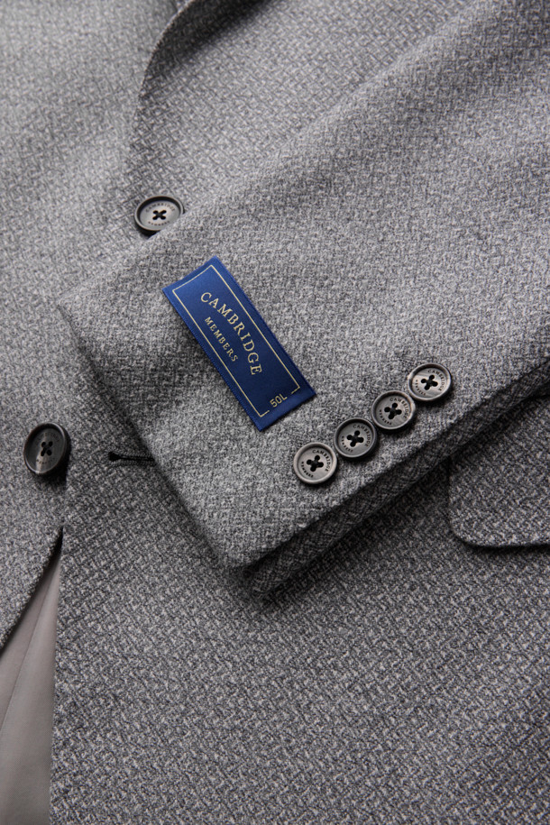 로로피아나(Loro Piana) 원단으로 제작된 울 마이크로 솔리드 재킷입니다. 부드러운 촉감과 고급스러운 외관을 자랑하며, 오피스룩, 비즈니스 캐주얼, 모임룩 등 다양한 TPO에 활용하기 좋습니다. 베이직하고 미니멀한 디자인으로, 클래식하고 시크한 스타일을 연출합니다. 멜란지 그레이 및 그레이 컬러의 솔리드 패턴으로, 레귤러 핏과 긴소매, 싱글 버튼 여밈 방식으로 제작되었습니다. 울 100% 소재로 제작되어 따뜻하고 편안한 착용감을 선사합니다.
