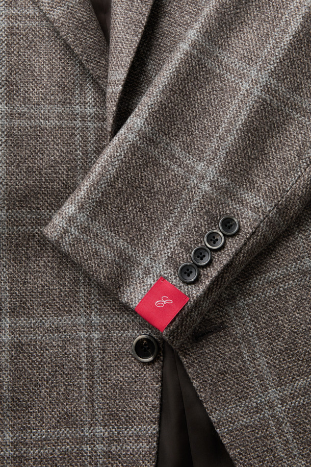 로로피아나 원단, 캐시미어 100% 소재의 남성 글렌체크 재킷입니다. 브라운, 그레이, 그린 컬러로 출시되었으며, 가을과 겨울에 착용하기 좋습니다. 포멀 및 일상 용도로 활용 가능하며, 클래식하고 엘레강스한 스타일을 연출합니다. 레귤러핏 싱글버튼 방식으로, 부드러운 촉감과 두께로 편안한 착용감을 선사합니다. 오피스룩, 비즈니스 캐주얼, 모임룩 등 다양한 TPO에 활용 가능한 미니멀하고 클래식한 디자인의 테일러드 코트입니다.
