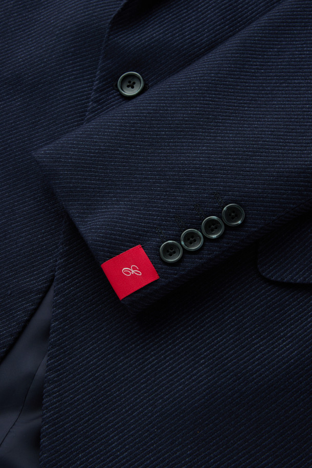 제냐 캐시실크 트윌 솔리드 자켓은 고급스러운 소재와 정교한 디자인이 돋보이는 남성용 자켓입니다. 네이비 컬러의 무지 디자인으로, 클래식하면서도 모던한 스타일을 연출합니다. 캐시미어, 실크, 린넨 혼방 소재로 제작되어 부드러운 촉감과 은은한 광택을 자랑하며, 봄, 가을 시즌에 착용하기 좋습니다. 싱글 버튼 여밈과 레귤러핏으로 제작되어 출근룩, 비즈니스 캐주얼, 모임룩 등 다양한 TPO에 활용 가능합니다. 트윌 조직 특유의 고급스러움이 돋보이며, 미니멀하고 시크한 스타일을 완성합니다.
