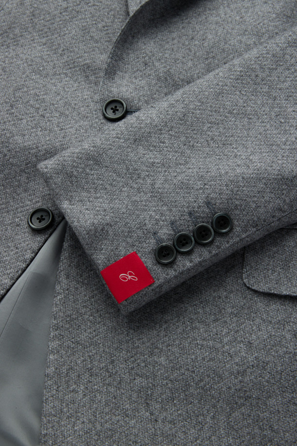 이태리 체루티(CERRUTI) 브랜드의 체루티 캐시실크 마이크로 재킷입니다. 부드러운 촉감의 캐시미어와 실크 혼방 소재로 제작되어 고급스러운 광택감을 자랑합니다. 얇은 두께감으로 봄, 가을에 착용하기 좋으며, 레귤러핏과 싱글 버튼 여밈으로 클래식한 스타일을 연출합니다. 오피스룩, 비즈니스 캐주얼, 모임룩 등 다양한 TPO에 활용할 수 있으며, 미니멀하고 세련된 분위기를 더합니다. 남성용 그레이 컬러의 무지 디자인으로, 어떤 옷에도 쉽게 매치할 수 있습니다.
