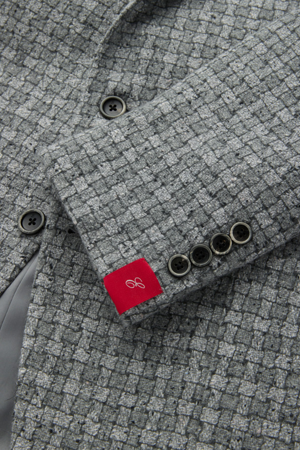 존스톤 캐시100 그리드 체크 재킷은 가을과 겨울, 오피스룩, 비즈니스 캐주얼, 모임룩에 적합한 클래식한 스타일의 자켓입니다. 고급스러운 캐시미어 소재로 제작되어 부드러운 촉감과 두꺼운 두께감을 자랑하며, 레귤러 핏과 긴 소매 기장으로 편안한 착용감을 선사합니다. 세련된 그레이 컬러에 그리드 체크 패턴이 더해져 미니멀하고 시크한 분위기를 연출합니다. 싱글 버튼 여밈 방식으로 클래식한 매력을 더한 이 재킷은 당신의 스타일을 한층 끌어올려 줄 것입니다.
