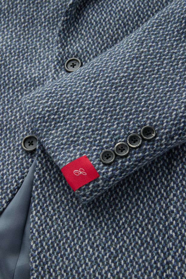 존스톤 캐시100 조직감 재킷은 가을과 겨울, 당신의 품격을 높여줄 클래식하고 미니멀한 스타일의 아우터입니다. 고급스러운 그레이 컬러의 캐시미어 100% 소재로 제작되어 부드러운 촉감과 은은한 광택감을 선사하며, 두꺼운 두께감으로 따뜻함을 더합니다. 싱글 버튼 여밈과 레귤러 핏 디자인은 오피스룩, 비즈니스 캐주얼, 모임룩 등 다양한 TPO에 활용 가능합니다. 무지 패턴에 조직감 있는 디테일이 돋보이며, 긴 소매 기장과 레귤러 기장으로 세련된 실루엣을 완성합니다.
