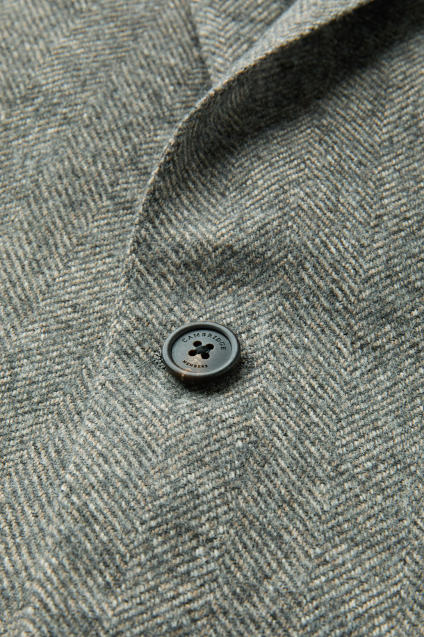 페를라 울알파카 헤링본 재킷은 남성 고객을 위한 클래식하고 베이직한 디자인의 자켓입니다. 가을과 겨울에 착용하기 좋은 두꺼운 두께감으로, 부드러운 촉감이 특징입니다. 이태리 페를라(FERLA) 원단을 사용하여 고급스러움을 더했으며, 레귤러핏 싱글버튼 방식으로 제작되었습니다. 오피스룩, 비즈니스 캐주얼, 모임룩 등 다양한 TPO에 활용 가능하며, 헤링본 패턴의 베이지 컬러가 세련된 스타일을 연출합니다.
