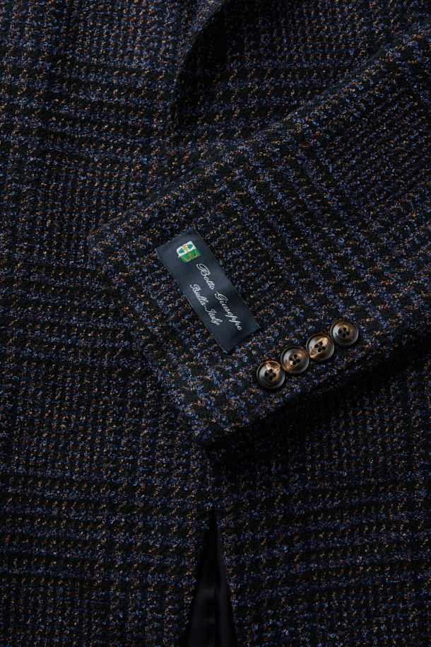 보또쥐세페 울실크 멀티컬러 빅글렌체크 재킷은 가을, 겨울 시즌에 어울리는 아우터입니다. 네이비, 브라운, 블랙의 멀티컬러 배색과 빅 글렌체크 패턴이 특징이며, 울과 실크 소재로 제작되어 고급스러운 촉감을 선사합니다. 오피스룩, 비즈니스 캐주얼, 모임룩 등 다양한 TPO에 활용 가능한 클래식 스타일의 재킷입니다. 긴 소매 기장으로 디자인되어 있으며, 미니멀하고 시크한 분위기를 연출합니다.
