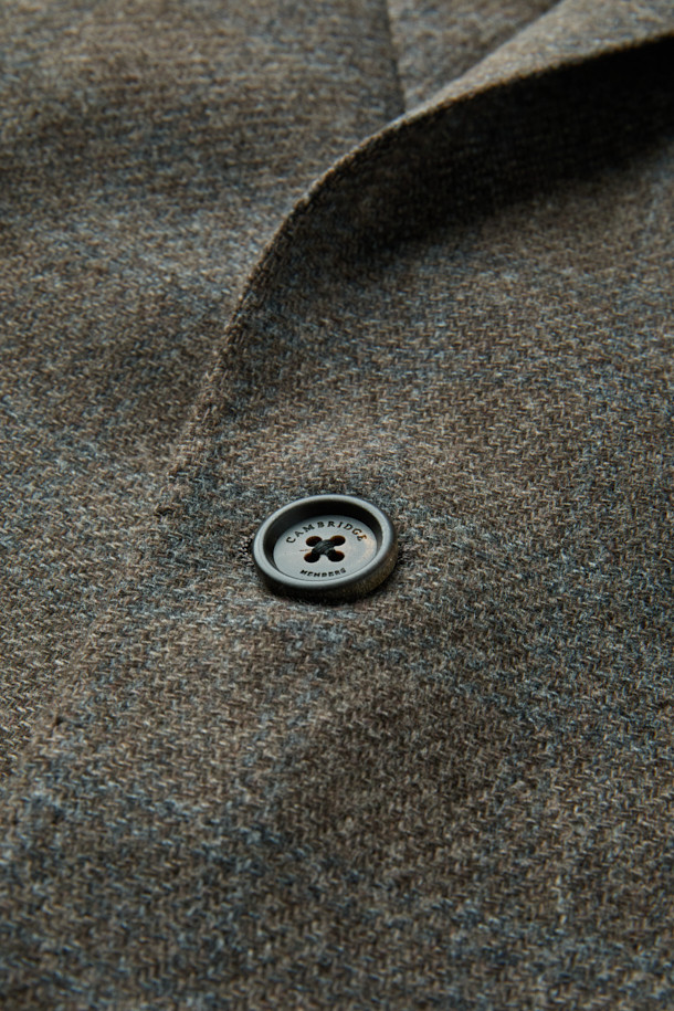 제냐 울캐시 멀티조직 체크 자켓은 브라운과 틸 블루 컬러로 제공되는 남성용 아우터입니다. 가을, 겨울 시즌에 어울리도록 두꺼운 울과 캐시미어 혼방 소재로 제작되어 부드러운 촉감을 선사합니다. 클래식한 스타일의 레귤러핏 자켓으로, 싱글 버튼 여밈 방식과 긴 소매 기장이 특징입니다. 멀티조직 체크 패턴이 돋보이며, 오피스룩, 비즈니스 캐주얼, 모임룩 등 다양한 TPO에 활용 가능합니다.
