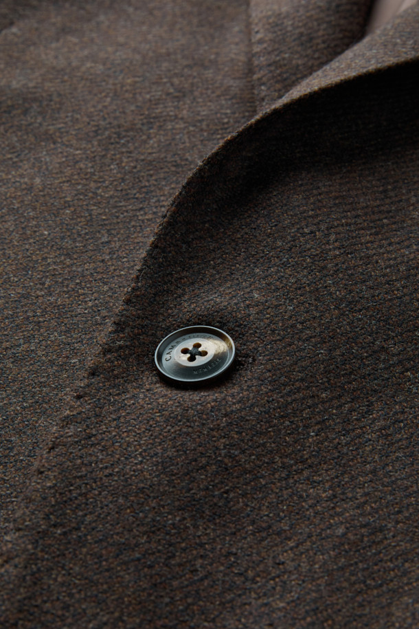 제냐 울캐시 멜란지 솔리드 재킷은 부드러운 울과 캐시미어 혼방 소재로 제작되어 고급스러운 촉감과 보온성을 제공합니다. 브라운 컬러의 멜란지 패턴과 트윌 조직은 클래식하면서도 세련된 분위기를 연출하며, 싱글 버튼 여밈과 레귤러 핏 디자인으로 편안한 착용감을 선사합니다. 오피스룩, 비즈니스 캐주얼, 모임룩 등 다양한 TPO에 활용 가능하며, 미니멀하고 클래식한 스타일을 선호하는 분들께 추천합니다. 특히 가을, 겨울 시즌에 최적화된 긴 소매 기장의 레귤러 자켓입니다.
