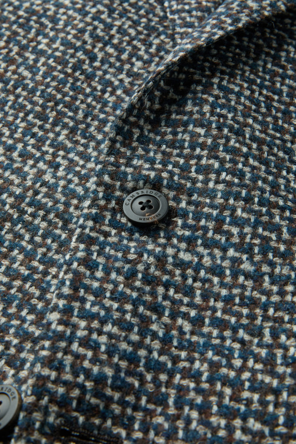 이태리 페를라(FERLA) 원단을 사용하여 고급스러움을 더한 페를라 멀티 마이크로 재킷입니다. 와인, 네이비, 그레이 세 가지 색상으로 출시되어 다양한 스타일 연출이 가능합니다. 불규칙 패턴으로 디자인되어 세련된 느낌을 주며, 출근룩, 모임룩, 비즈니스 캐주얼 등 TPO에 맞춰 활용하기 좋습니다. 울과 알파카 혼방 소재로 제작되어 부드러운 촉감과 보온성을 제공하며, 긴 소매 기장으로 클래식, 미니멀, 시크한 스타일을 완성합니다. 아이보리, 네이비, 브라운, 블랙 이너와 매치하여 다채로운 분위기를 연출해보세요.
