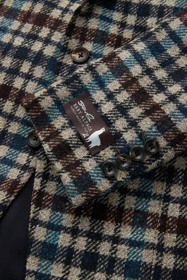 페를라 브라운데코 멀티체크 재킷은 가을, 겨울 시즌에 어울리는 세련된 스타일의 자켓입니다. 베이지, 와인, 네이비 세 가지 색상으로 출시되었으며, 볼드한 체크 패턴이 특징입니다. 울과 알파카 혼방 소재로 제작되어 따뜻하고 고급스러운 촉감을 선사하며, 레귤러핏과 싱글 버튼 여밈으로 깔끔한 실루엣을 연출합니다. 출근룩, 모임룩, 비즈니스 캐주얼 등 다양한 TPO에 활용 가능하며, 클래식, 미니멀, 시크 스타일을 선호하는 분들께 추천합니다. 긴 소매 기장의 레귤러 기장 자켓입니다.
