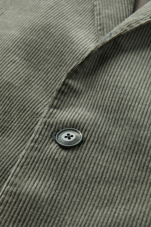 제냐 캐시코튼 코듀로이 재킷은 남성용 아우터로, 가을과 겨울에 착용하기 좋습니다. 부드러운 캐시미어, 면, 코듀로이 혼방 소재로 제작되어 따뜻하고 편안한 착용감을 선사합니다. 카키 컬러의 무지 디자인에 레귤러 핏, 싱글 버튼 여밈 방식으로 클래식하고 캐주얼한 스타일을 연출합니다. 비즈니스 캐주얼, 출근룩, 모임룩 등 다양한 TPO에 활용 가능하며, 미니멀한 스타일을 선호하는 분들께 추천합니다. 긴 소매 기장의 두꺼운 재킷입니다.
