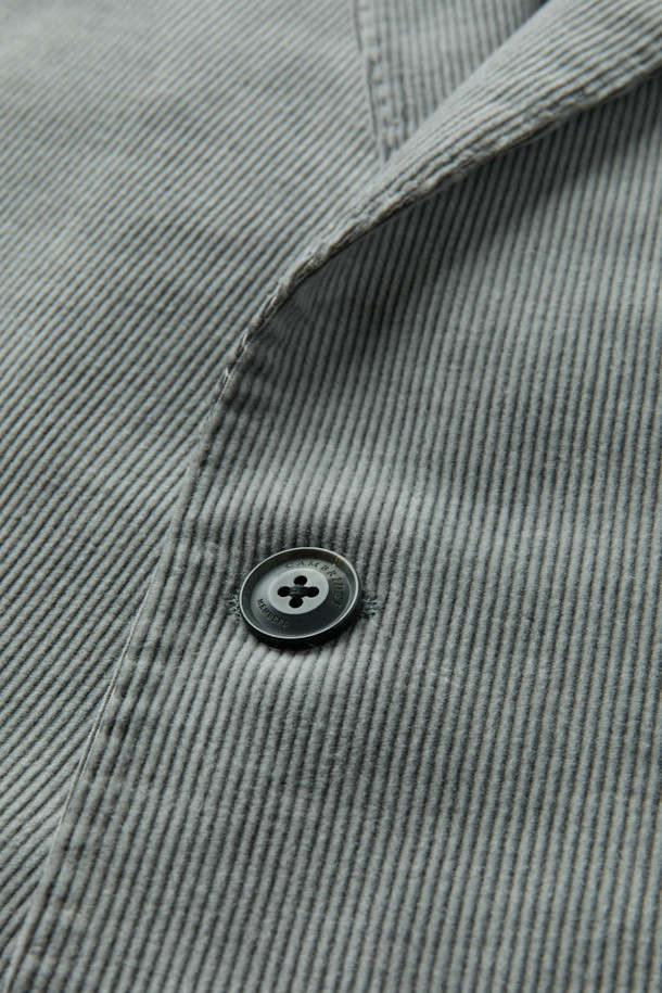 제냐 캐시코튼 코듀로이 재킷은 남성 고객을 위해 제작된, 고급스러운 분위기의 테일러드 재킷입니다. 부드러운 촉감의 코듀로이, 면, 캐시미어 혼방 원단으로 제작되어 봄, 가을에 착용하기 좋으며, 두꺼운 두께감으로 보온성을 더했습니다. 레귤러핏에 싱글 버튼 여밈 방식, 레귤러 기장으로 클래식하면서도 캐주얼한 스타일을 연출합니다. 출근룩, 비즈니스 캐주얼, 모임룩 등 다양한 TPO에 활용할 수 있으며, 그레이 컬러로 미니멀한 스타일을 완성할 수 있습니다.
