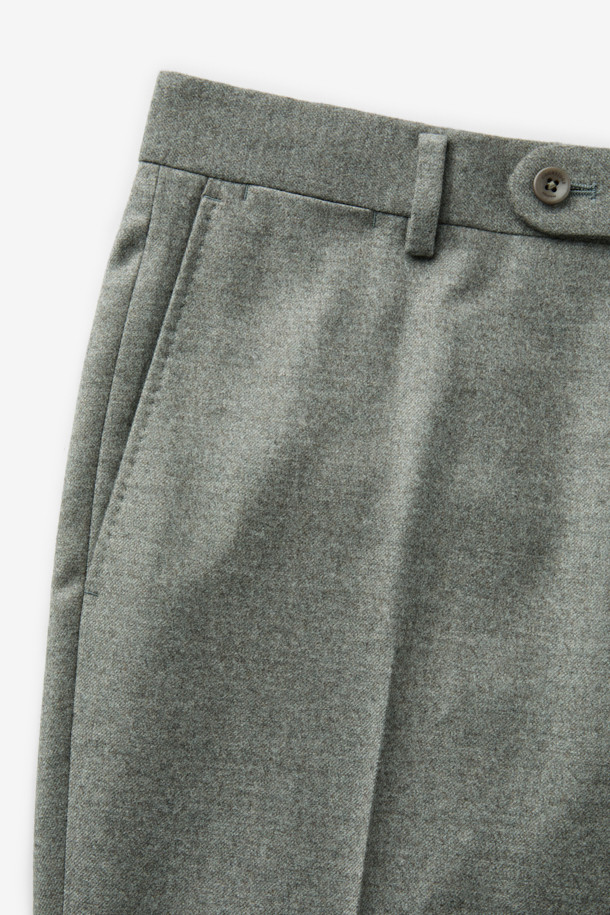 로로피아나 원단 울캐시 멜란지 슬랙스는 고급스러운 스타일을 원하는 남성 고객을 위한 슬림핏 슬랙스입니다. 부드러운 울과 캐시미어 혼방 소재로 제작되어 편안한 착용감과 은은한 광택을 자랑합니다. 베이직하면서도 세련된 디자인으로, 오피스룩, 비즈니스 캐주얼, 모임룩 등 다양한 TPO에 활용하기 좋습니다. 클래식, 미니멀, 시크 스타일을 즐겨 입는 분들께 추천하며, 멜란지 패턴이 은은한 멋을 더합니다. 긴 기장으로 제작되어 다리가 길어 보이는 효과를 선사합니다.
