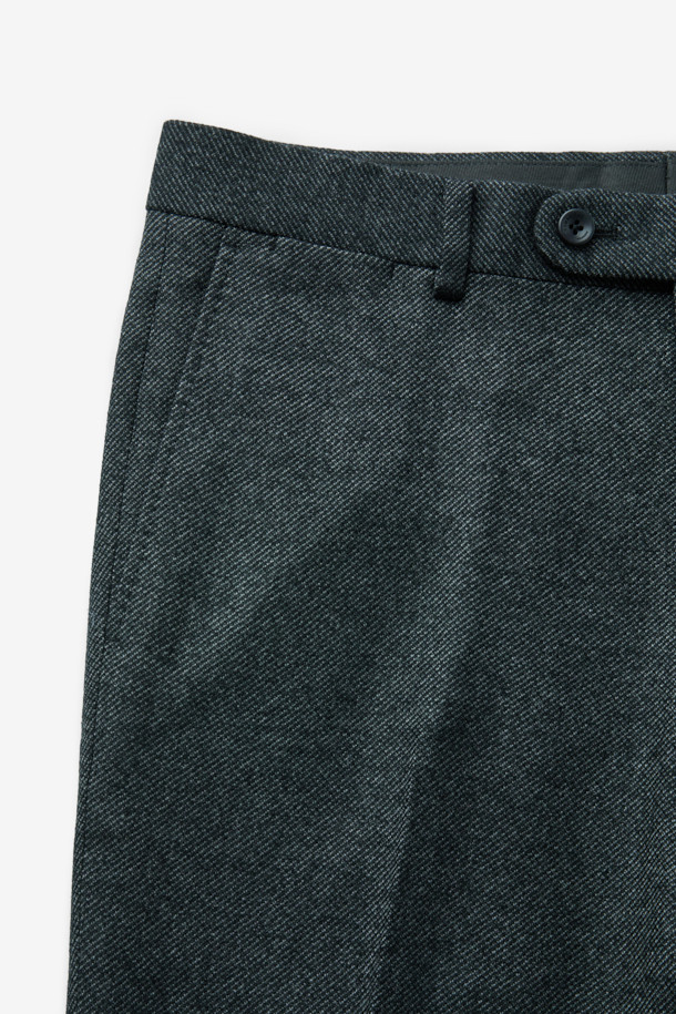 로로피아나(Loro Piana) 원단의 울 캐시미어 스트레치 트윌 슬랙스입니다. 고급스러운 울과 캐시미어 혼방 소재로 제작되어 부드러운 촉감과 편안한 착용감을 선사합니다. 사계절 내내 활용 가능한 긴 기장의 슬림핏 디자인으로, 클래식하고 미니멀한 스타일을 연출합니다. 블랙 컬러의 트윌 패턴은 오피스룩, 비즈니스 캐주얼, 모임룩 등 다양한 TPO에 세련되게 매치할 수 있습니다. 스트레치 기능이 더해져 활동성을 높였습니다.
