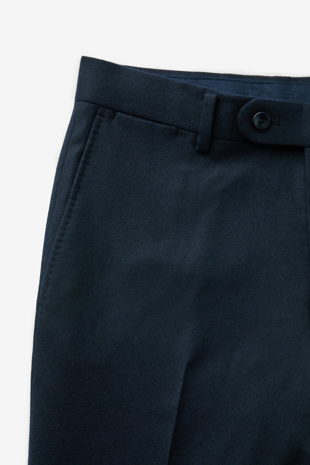 로로피아나 원단 울캐시스트레치 솔리드 슬랙스는 남성 고객을 위한 고급스러운 슬랙스입니다. 네이비 컬러의 무지 디자인으로, 클래식하고 베이직한 스타일을 연출합니다. 로로피아나(Loro Piana) 원단과 캐시미어, 울 소재를 사용하여 부드러운 촉감과 은은한 광택감을 선사하며, 슬림핏으로 제작되어 세련된 실루엣을 강조합니다. 사계절 착용 가능하며 오피스룩, 비즈니스 캐주얼, 모임룩 등 다양한 TPO에 활용할 수 있습니다. 스트레치 소재로 활동성을 높여 편안함까지 갖춘, 미니멀하고 시크한 스타일의 슬랙스입니다.
