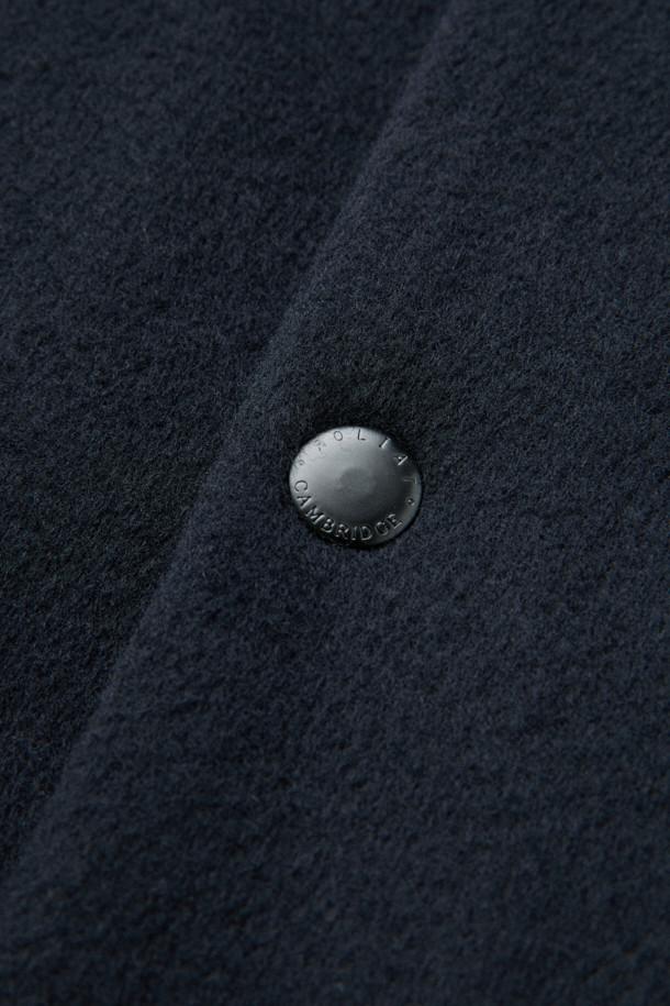 [MOVERE X ROLIAT] 발마칸 코트는 울과 캐시미어 혼방 소재로 제작되어 부드러운 촉감과 뛰어난 보온성을 제공합니다. 래글런 소매와 A라인 실루엣이 특징이며, 세미 루즈핏으로 편안하면서도 클래식한 스타일을 연출합니다. 무지 디자인의 블랙 컬러로, 출근룩, 오피스룩, 모임룩 등 다양한 TPO에 활용할 수 있습니다. 히든 포켓 디테일과 스냅 버튼 여밈 방식으로 미니멀하고 시크한 무드를 더했습니다. 가슴둘레 123cm의 넉넉한 기장감으로 겨울, 가을 시즌에 활용하기 좋습니다.
