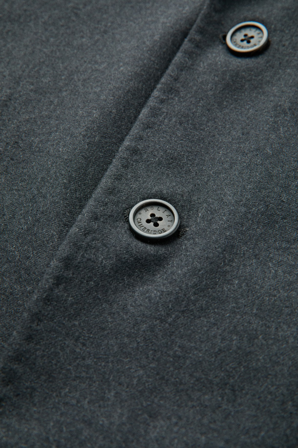 [MOVERE X ROLIAT] 테일러드 셋업 재킷은 남성을 위한 가을/겨울용 아우터입니다. 다크 그린 컬러의 무지 디자인으로, 클래식하고 미니멀한 스타일을 연출합니다. 울 소재의 두꺼운 두께감과 부드러운 촉감, 레귤러핏과 레귤러 기장으로 편안한 착용감을 선사합니다. 싱글 버튼 여밈 방식과 등판 다트 디테일, 스트레치 원단 및 밀드 가공으로 고급스러움을 더했으며, 오피스룩, 비즈니스 캐주얼, 모임룩 등 다양한 TPO에 활용 가능합니다.
