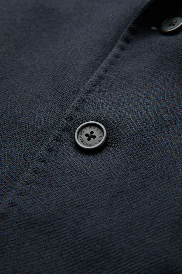 MOVERE X ROLIAT 테일러드 재킷은 가을과 겨울에 어울리는 블랙 컬러의 울 소재 싱글 버튼 재킷입니다. 레귤러 핏으로 제작되었으며, 미니멀하고 클래식한 스타일을 연출합니다. 다트 디테일과 밀드 가공, 트윌 조직으로 마감하여 고급스러운 촉감과 두꺼운 두께감을 느낄 수 있습니다. 오피스룩, 비즈니스 캐주얼, 모임룩 등 다양한 TPO에 활용하기 좋습니다. 시크하고 세련된 스타일을 완성해 보세요.
