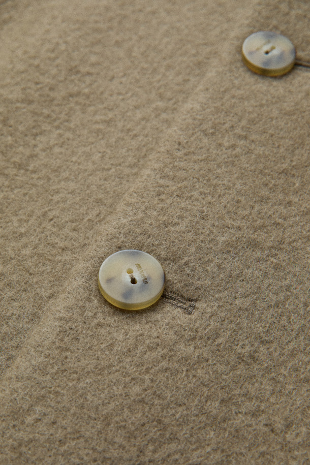 [MOVERE] 핸드메이드 스탠카라 재킷은 가을과 겨울, 쌀쌀한 날씨에도 따뜻하고 스타일리시하게 연출할 수 있는 아우터입니다. 울 80%, 카멜 20% 혼방 소재로 제작되어 부드러운 촉감과 뛰어난 보온성을 제공합니다. 레귤러핏에 무지 패턴, 두꺼운 두께감으로 제작되었으며 핸드메이드 봉제, 아웃포켓 디테일, 테일러드 디자인이 돋보입니다. 출근룩, 모임룩, 비즈니스 캐주얼 등 다양한 TPO에 활용 가능하며, 클래식, 미니멀, 캐주얼 스타일을 즐기는 분들께 추천합니다. 스탠카라 디자인과 버튼 여밈 방식으로 세련된 분위기를 더했습니다.
