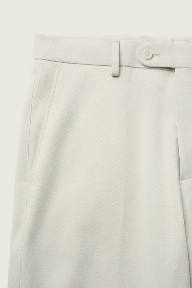 [MOVERE] DUCA(두카) 코튼 치노는 가을, 겨울 시즌에 어울리는 남성용 치노팬츠입니다. 화이트, 아이보리 두 가지 색상으로 출시되었으며, 데일리룩과 포멀한 자리 모두 활용 가능합니다. 면, 울, 엘라스틴 혼방 소재로 제작되어 부드러운 촉감을 선사하며, 레귤러핏과 테이퍼드 핏으로 클래식하고 미니멀한 스타일을 연출합니다. 좌우 사선 포켓, 뒷주머니, 허리 뒷부분 트임 등 디테일 요소가 돋보이며, 오피스룩 또는 비즈니스 캐주얼에도 적합합니다.
